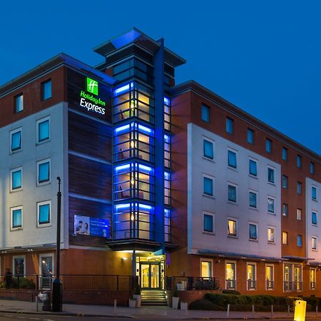 Holiday Inn Express Stevenage, An Ihg Hotel Exterior foto