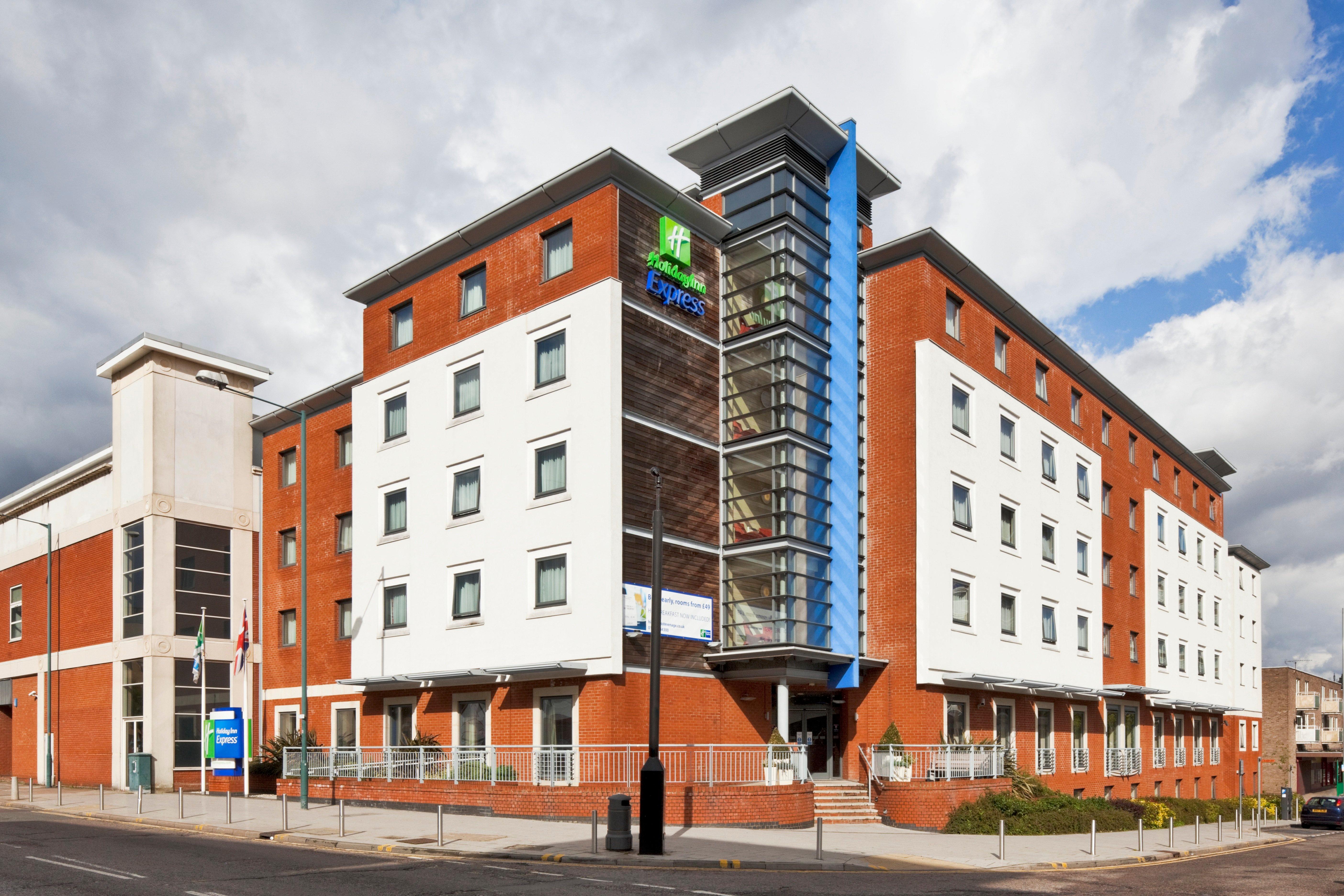 Holiday Inn Express Stevenage, An Ihg Hotel Exterior foto