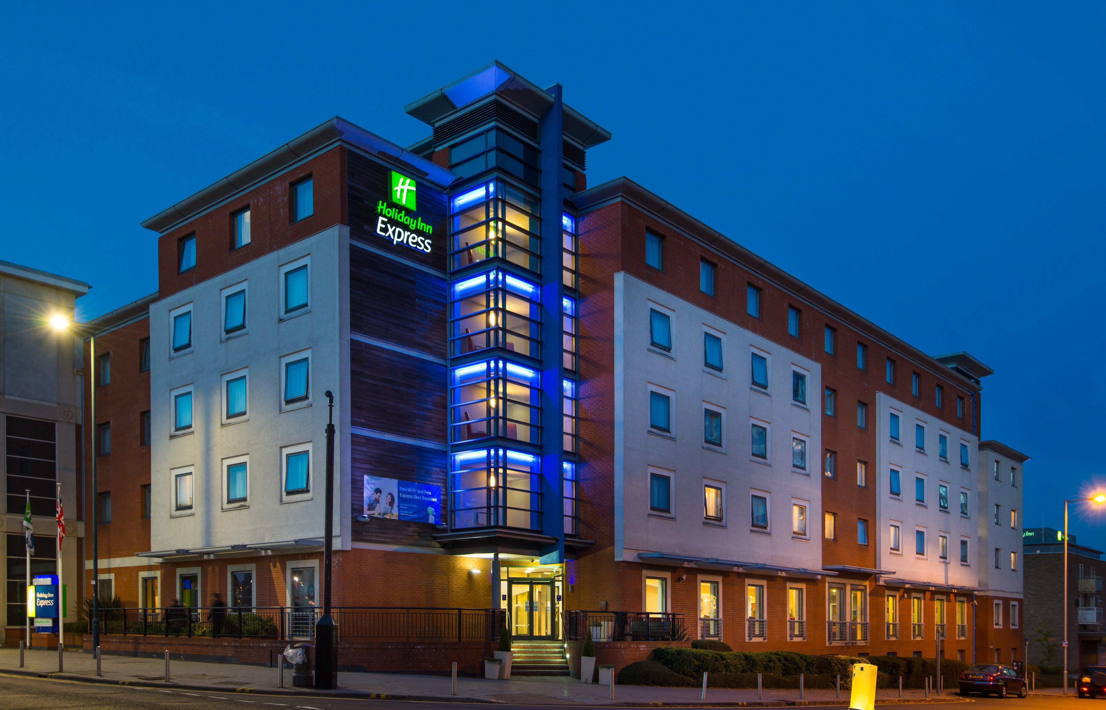 Holiday Inn Express Stevenage, An Ihg Hotel Exterior foto