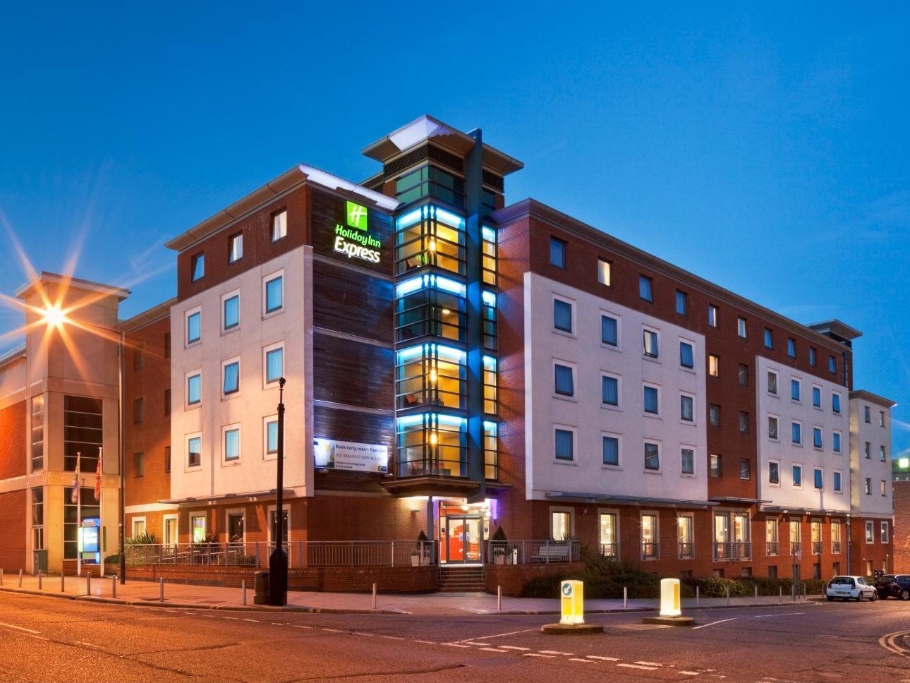 Holiday Inn Express Stevenage, An Ihg Hotel Exterior foto