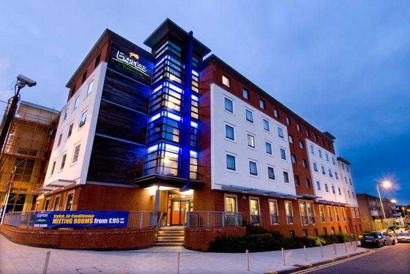 Holiday Inn Express Stevenage, An Ihg Hotel Exterior foto